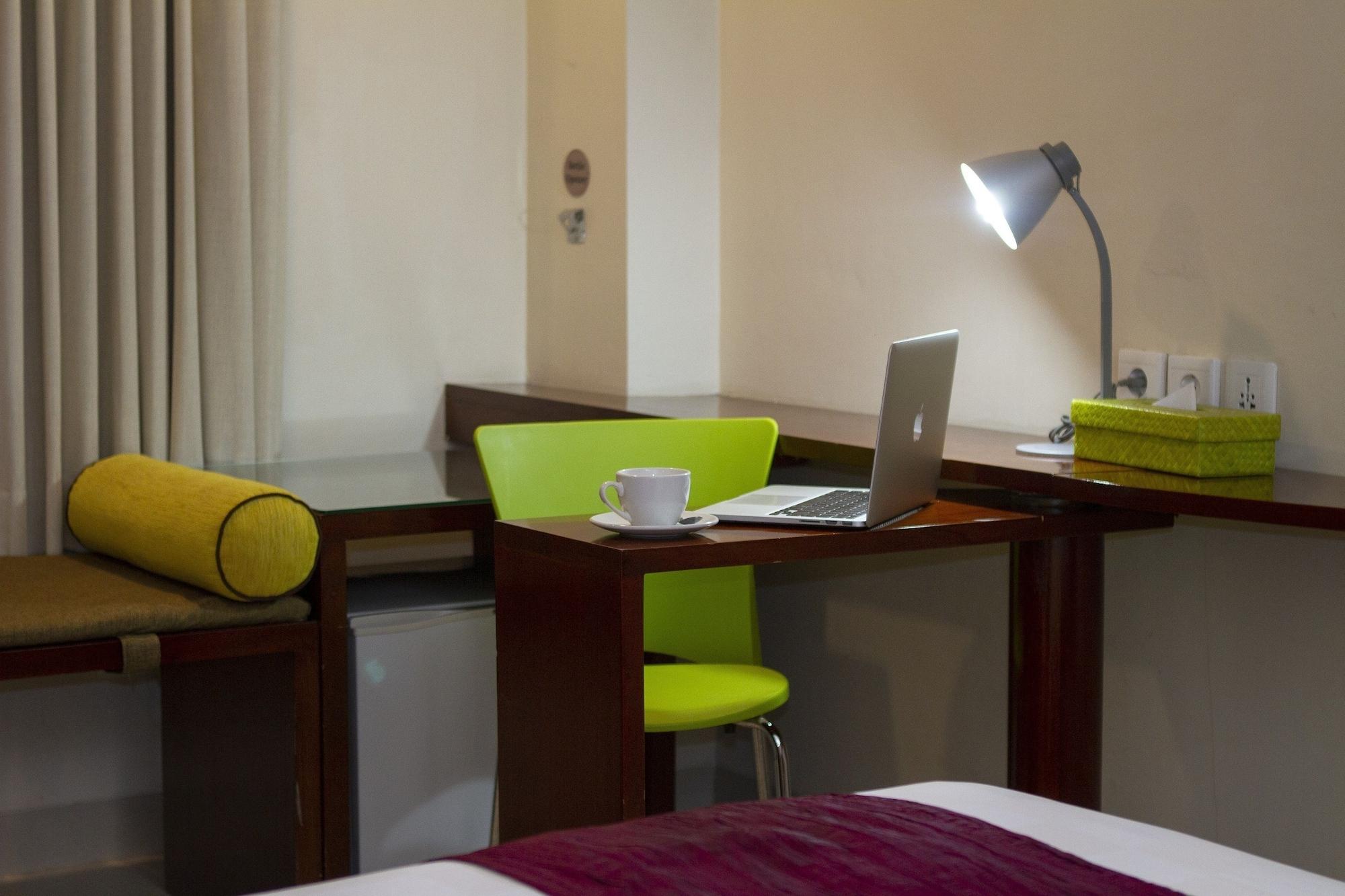 Primebiz Hotel Kuta Кута Екстериор снимка
